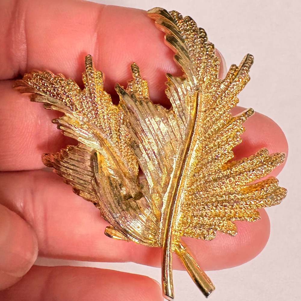 Radiant vintage Gold tone Leaf Brooch